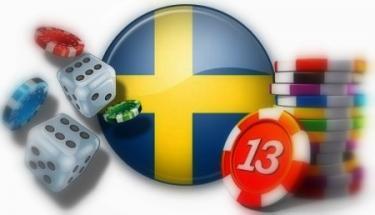 Rund svensk flagga omgiven av tärningar och spelpolletter i olika färger