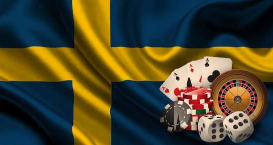 Svensk flagga med spelkort, spelmarker, rouletthjul och tärningar